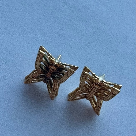 Gold tone intricate Butterfly design Earrings NWOT - Picture 4 of 8